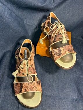 Schuler & Sons almost NEW snake skin pattern leather sandals